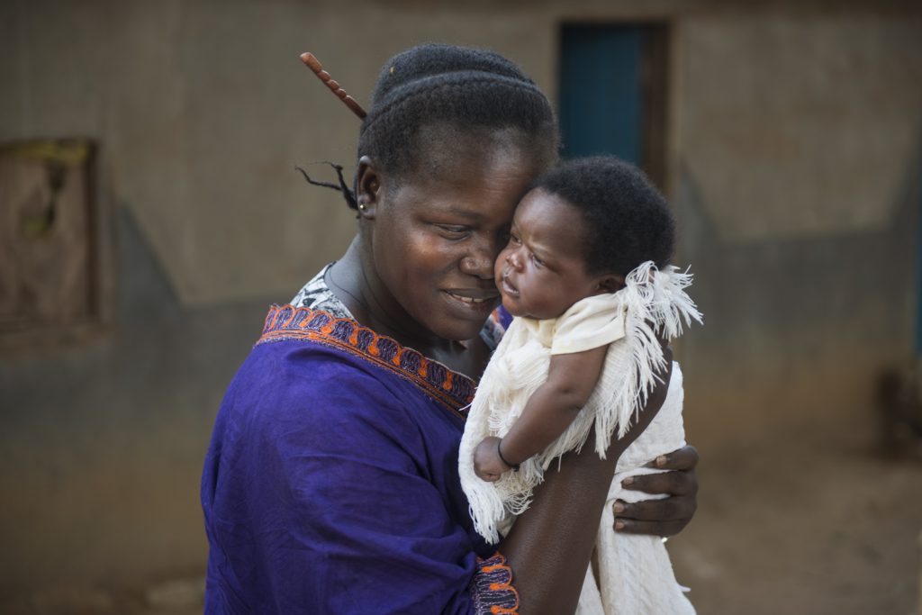 Yunes fled from Yambio village in South Soudan with her husband Ali baba and their six kids. After seeing attacks and rapes in her neigberhood, she decided to flee despite the fact that she just had given birth. After a terrible trip, without food and beeing sick, they arrived to the congolese border, where the soldiers took them the few money they had. Today, she is plaiting congolese woman to earn money.