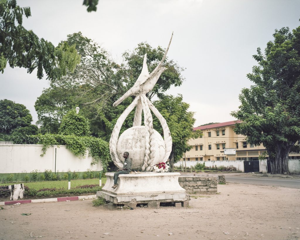 Statue du rond point ‘Nelson Mandela’, dans le centre ville de Kinshasa, construite lors de la sortie de Prison du président Sud Africain.