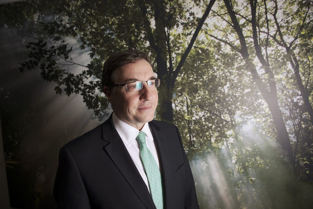 BRUXELLES, 16 décembre 2014. M. Achim Steiner, directeur du programme des Nations Unies pour l'environnement, dans les bureaux de l'UNEP à Bruxelles.