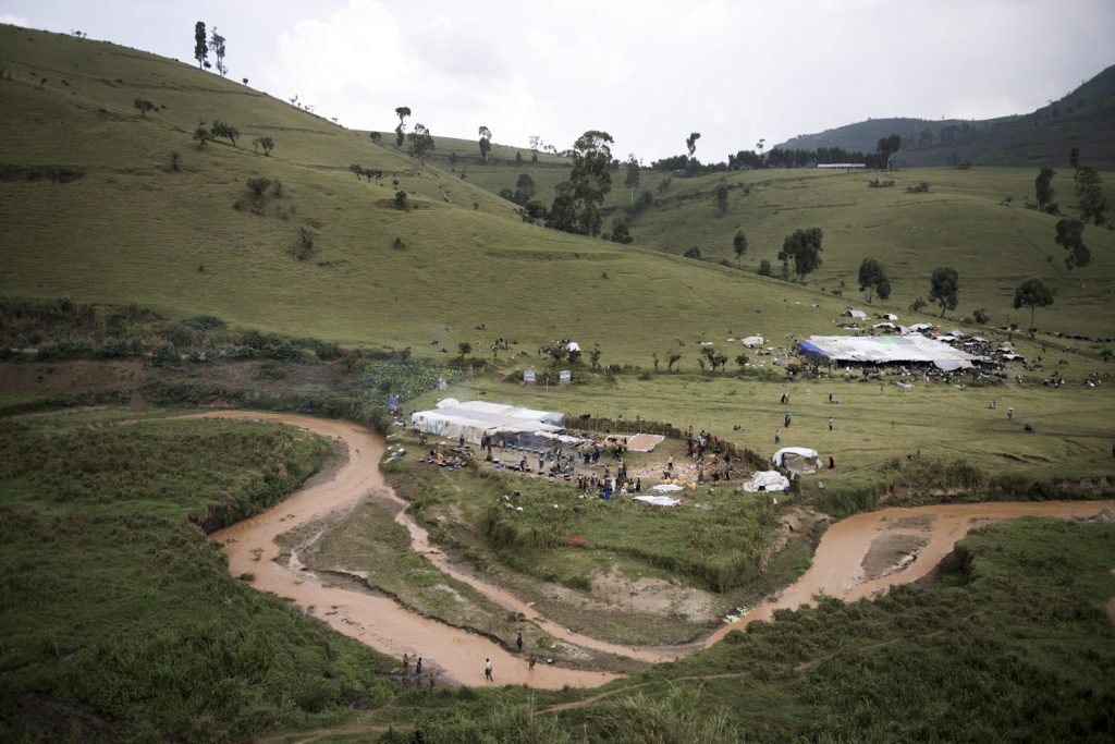 Ville minière de Rubaya, territoire de Masisi. Eglise pentecôtiste itinérante.Les problèmes fonciers sont au cœur des violences au Nord Kivu. L’absence de l’état au niveau rural mis en parallèle au pouvoir coutumier instrumentaliste engendre des conflits locaux opposant les communautés sur des questions de compétition foncière et économique.