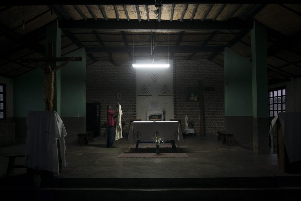 Territoire de Masisi, juillet 2013. Un enfant de chœur range l’autel après l’office matinal.