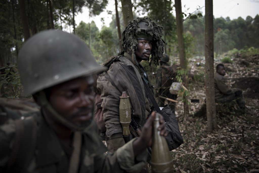 Des soldats FARDC (forces armées de la RDC) sur la ligne de front de Kanyaruchinya, à 8 kilomètres de la ville de Goma.