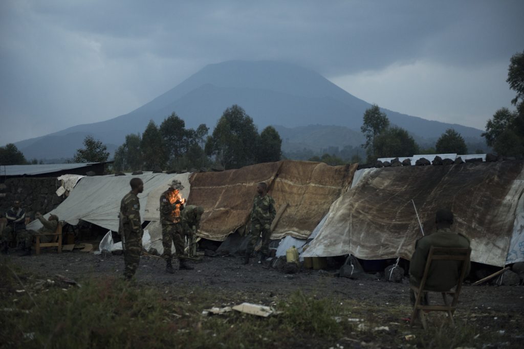 FARDC (Armed Forces of the DRC) soldiers on the front line at Kanyaruchinya, 8 kilometres from the city of Goma.//Des soldats FARDC (forces armées de la RDC) sur la ligne de front de Kanyaruchinya, à 8 kilomètres de la ville de Goma.