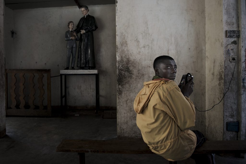 Serbungo, 17 ans. Au mois d'aout il a fuit Rubabe (territoire de Rutshuru) lorsque des soldats du M23 ont débarqué dans sa famille pour l'enrôler de force. Réfugié dans le camp de Kaniyaruchiniya, il fuit une seconde fois lorsque les rebelles prennent la ville de Goma, et se réfugie à la paroisse Don Bosco, avec d'autre déplacé de guerre.////////