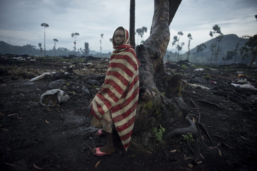 Foula Amani, fille de réfugiés,  dans les ruines du camp de déplacés de Kanyaruchinya, après l'arrivée du M23 dans la ville de Goma.