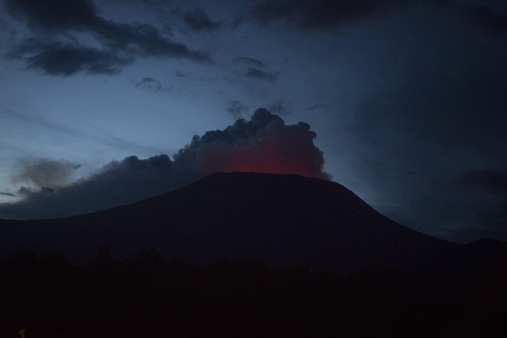 Niyaragungo Volcano, overlooking the town of Goma////Volcan Niyaragungo, qui domine la ville de Goma/