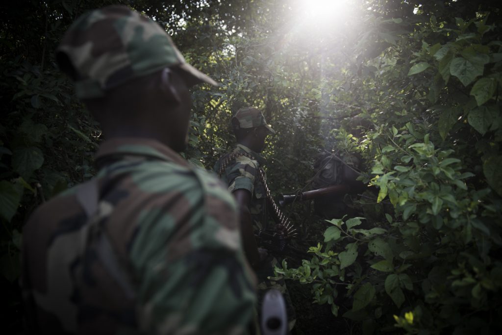 Rutshuru territory, November 2012. M23 patrol in Virunga National Park. //Territoire de Rutshuru, novembre 2012. Patrouille du M23 dans le Parc de la Virunga.Le M23 est né en avril 2012 d’une mutinerie au sein de l’armée congolaise. Le groupe rebelle revendiquait que les termes de l’accord du 23 mars 2009 entre le CNDP (milice politique armée dirigée par Laurent Nkunda) et Kinshasa n’avaient pas été respectés.