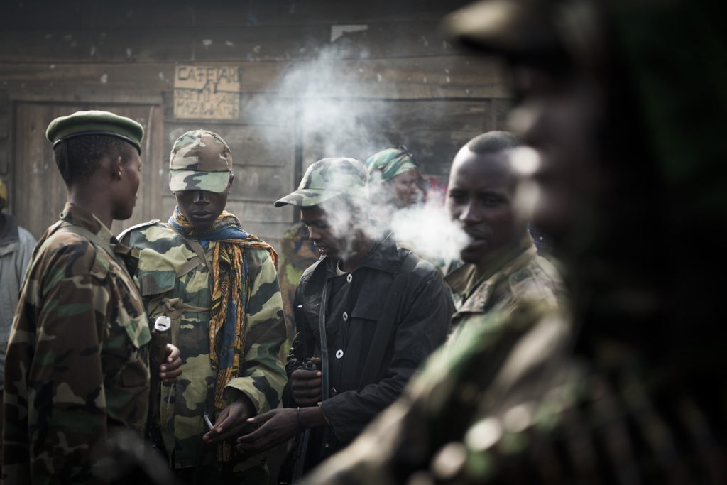 Goma, November 2012. M23 rebels in the outskirts of the city//Goma, novembre 2012. Rebelles du M23 dans les faubourgs de la ville.Constitué pour la plupart d’anciens du CNDP, le M23 prend la ville de Goma une semaine durant.